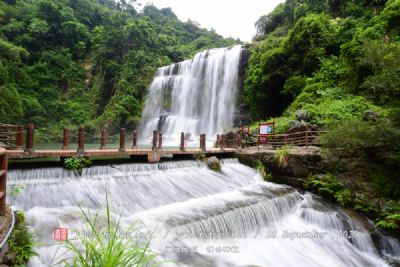 黄满寨瀑布群旅游区位于揭西县京溪园镇粗坑村，被誉为“岭南第一瀑”。